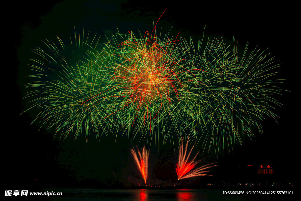 夜空中绚烂的绿色烟花