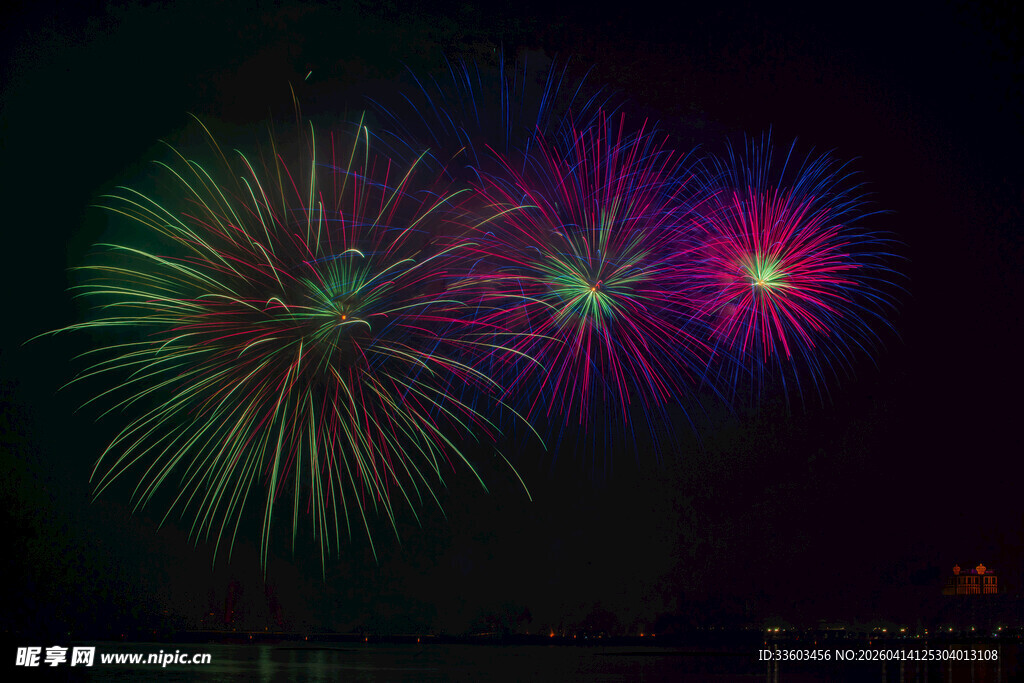夜空中绚烂多彩的烟花