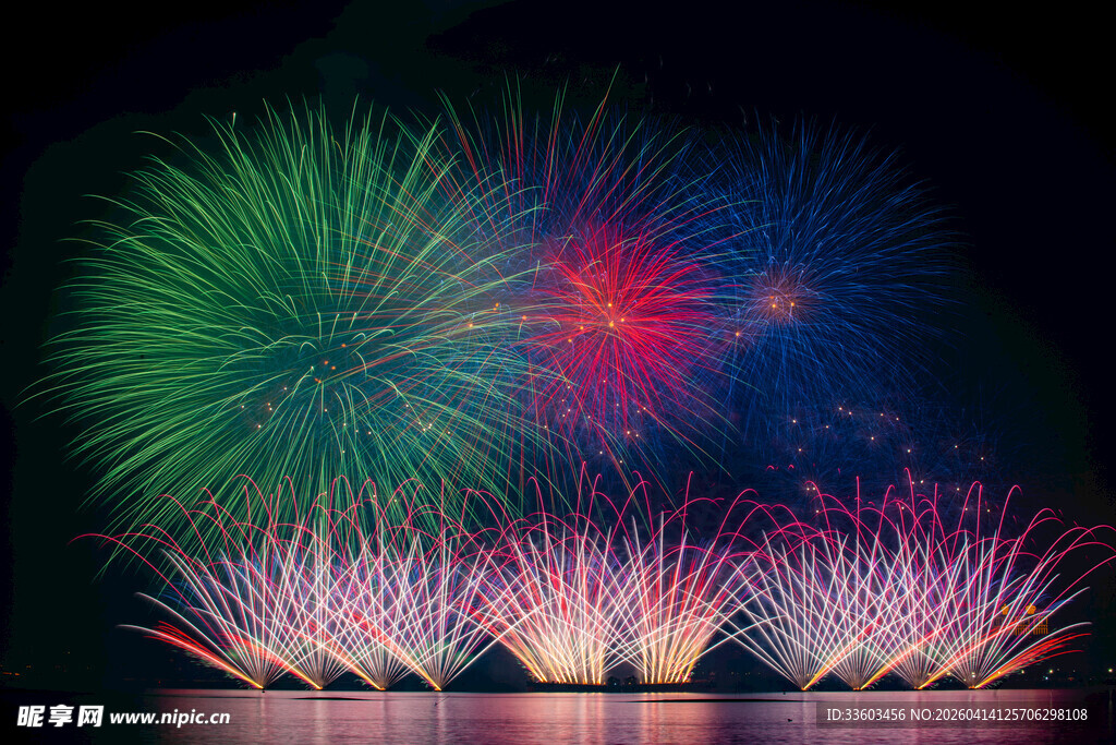 绚丽多彩的夜空中烟花绽放