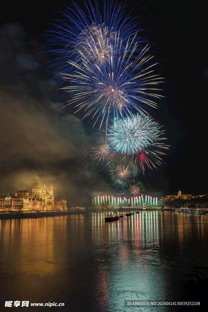 湖畔璀璨烟花夜景图