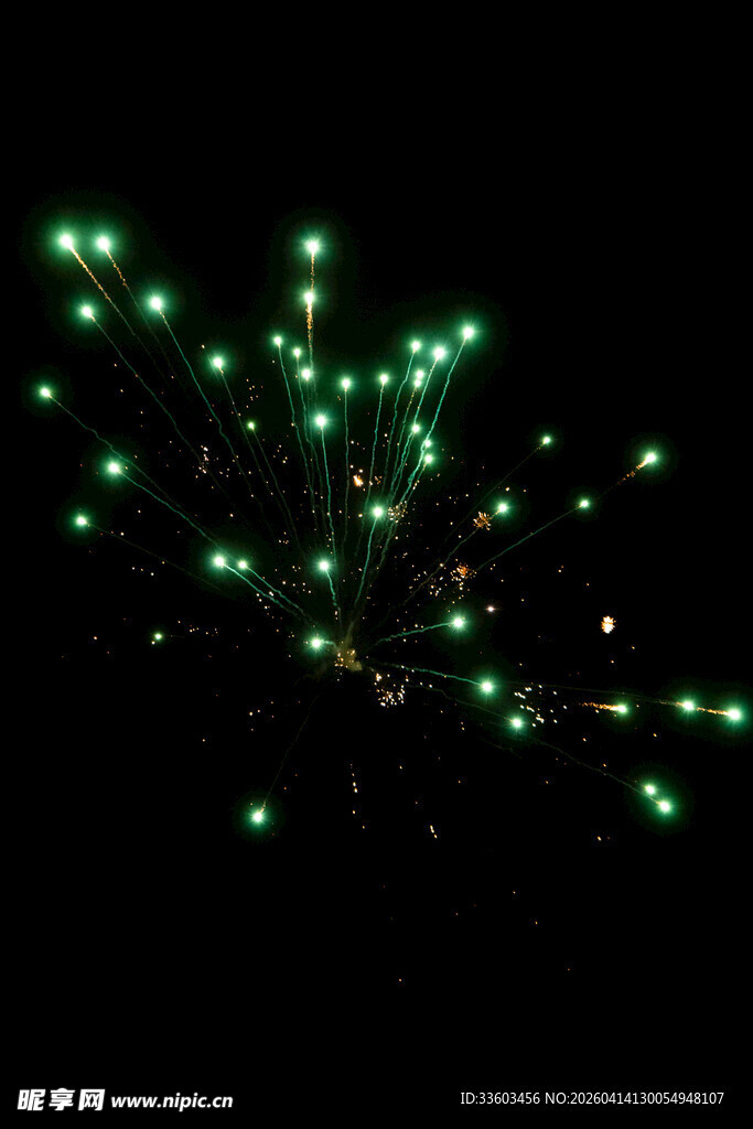 夜空中闪烁的绿色发光体