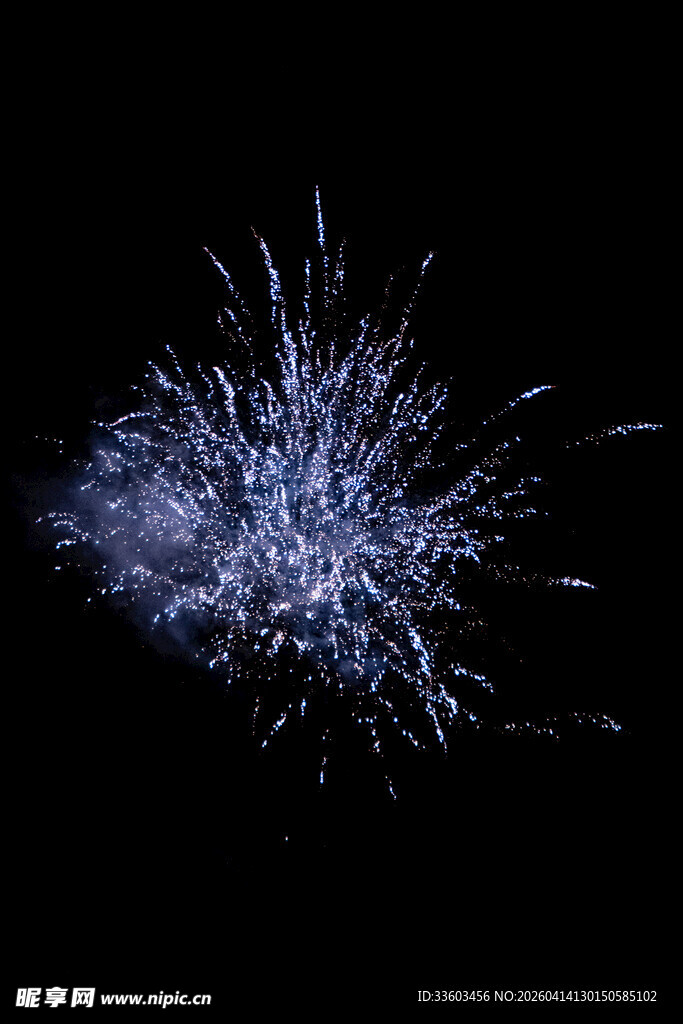 夜空中绽放的蓝色烟花