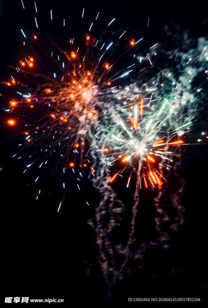 夜空中绚烂的烟花绽放