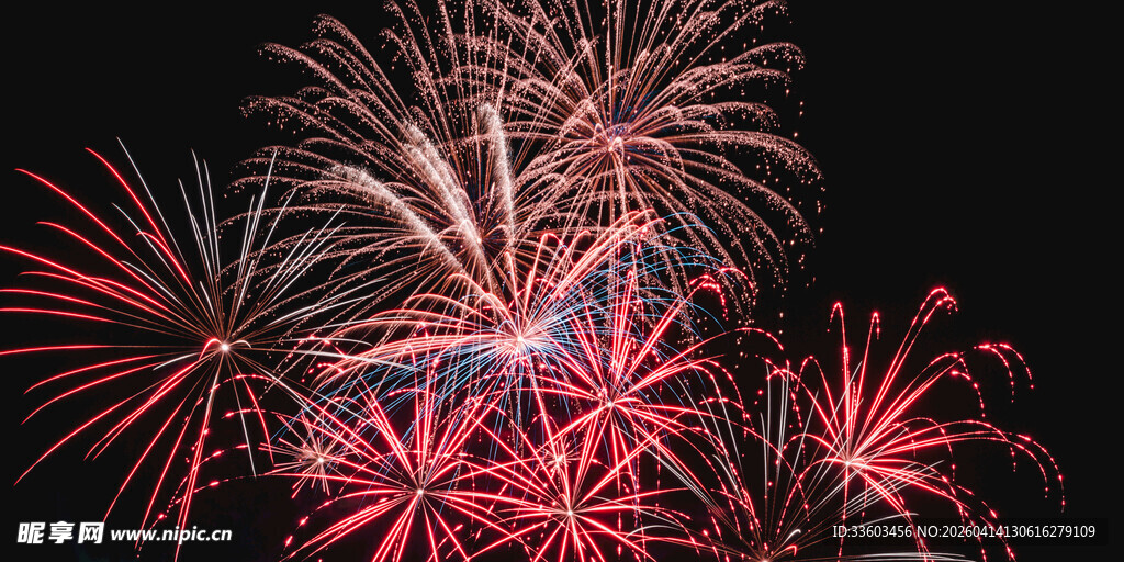 夜空中绚烂的红色烟花