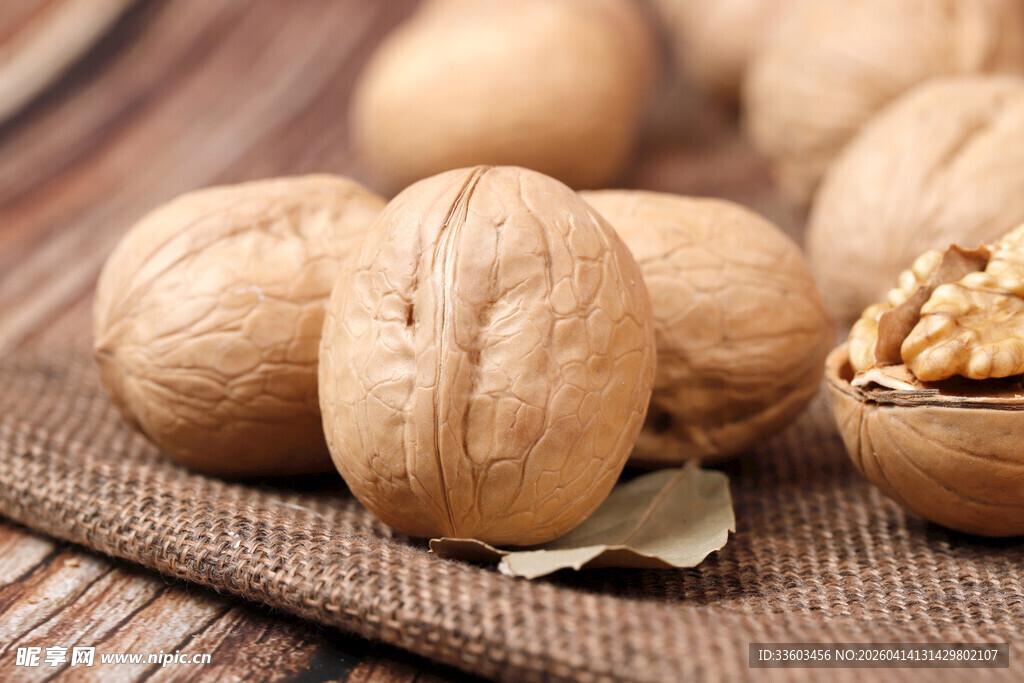 新鲜核桃摆放在麻布上