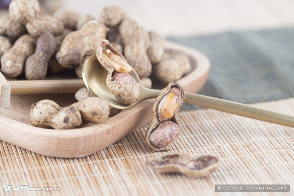 木盘里的美味花生
