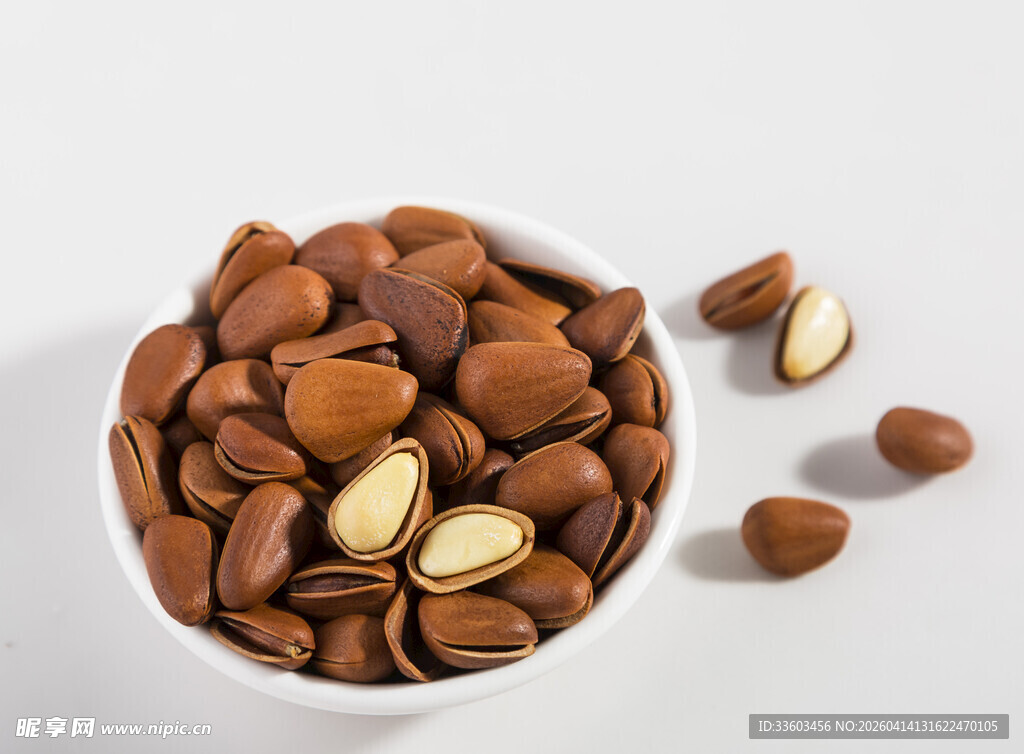 碗中杏仁及散落杏仁粒