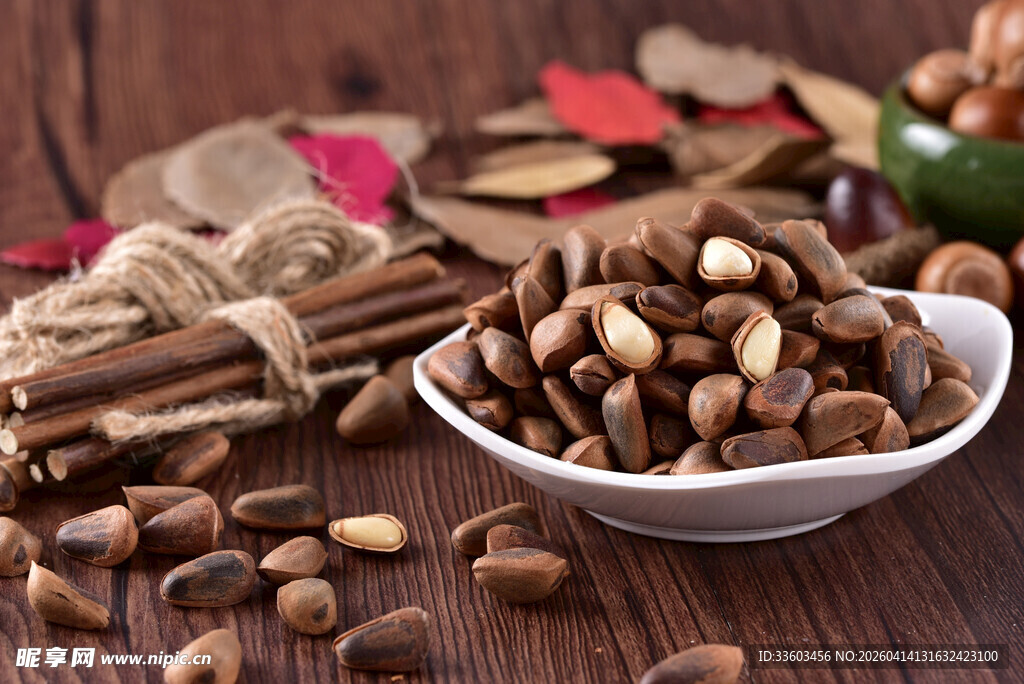碗中松子及多样香料干货