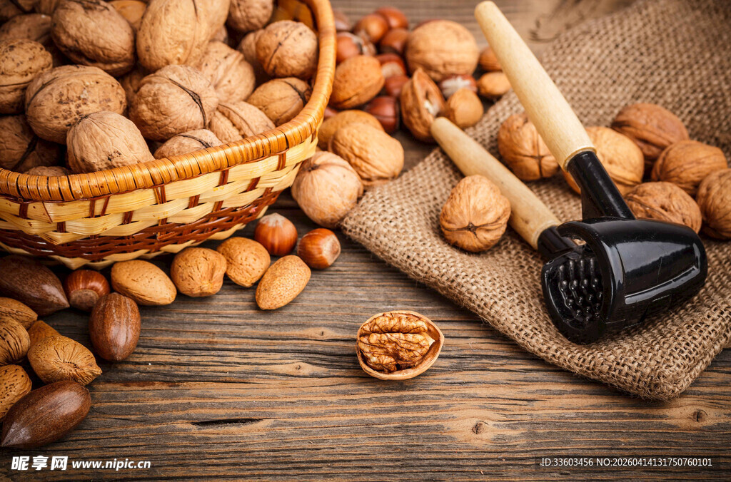 木桌上的坚果与开果器