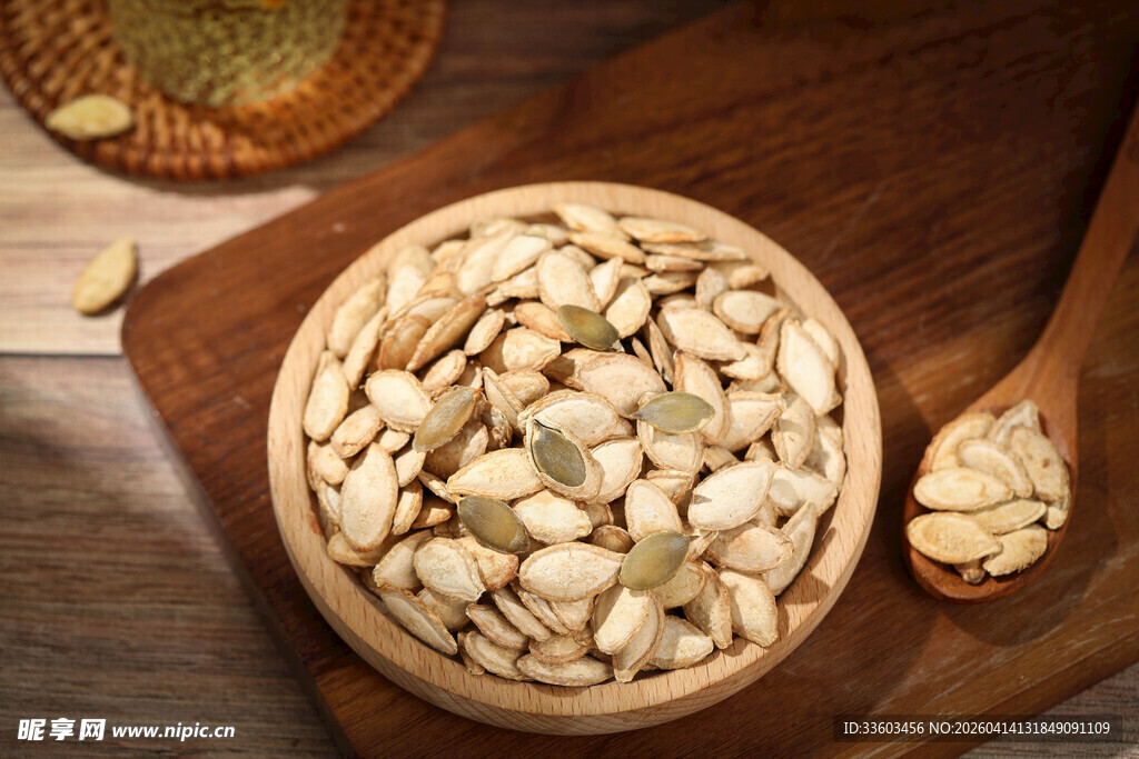 木碗中的美味南瓜子