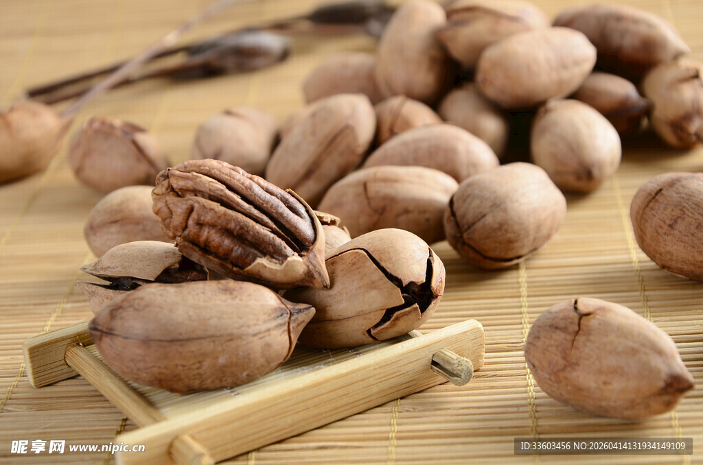 美味碧根果摆于竹制托盘