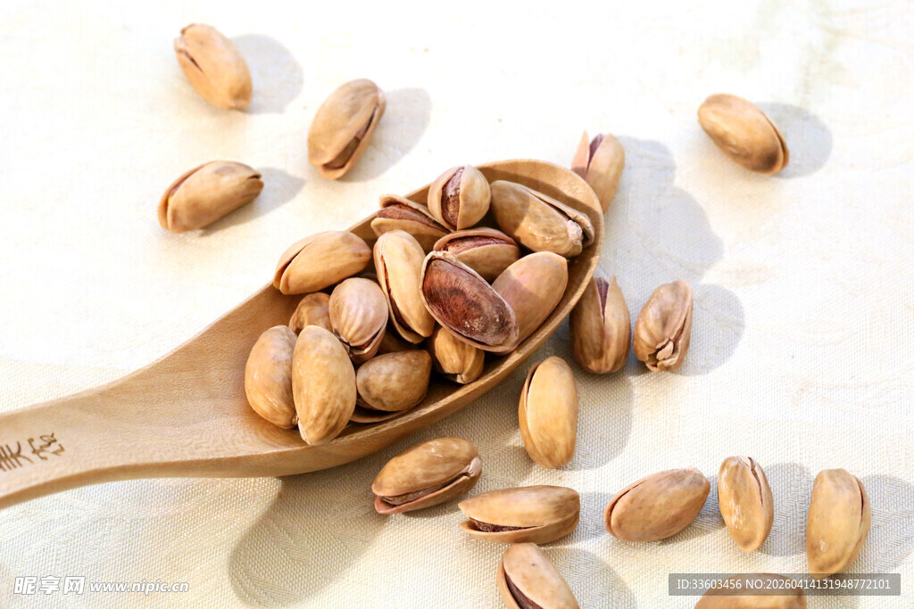 木勺中的开心果特写