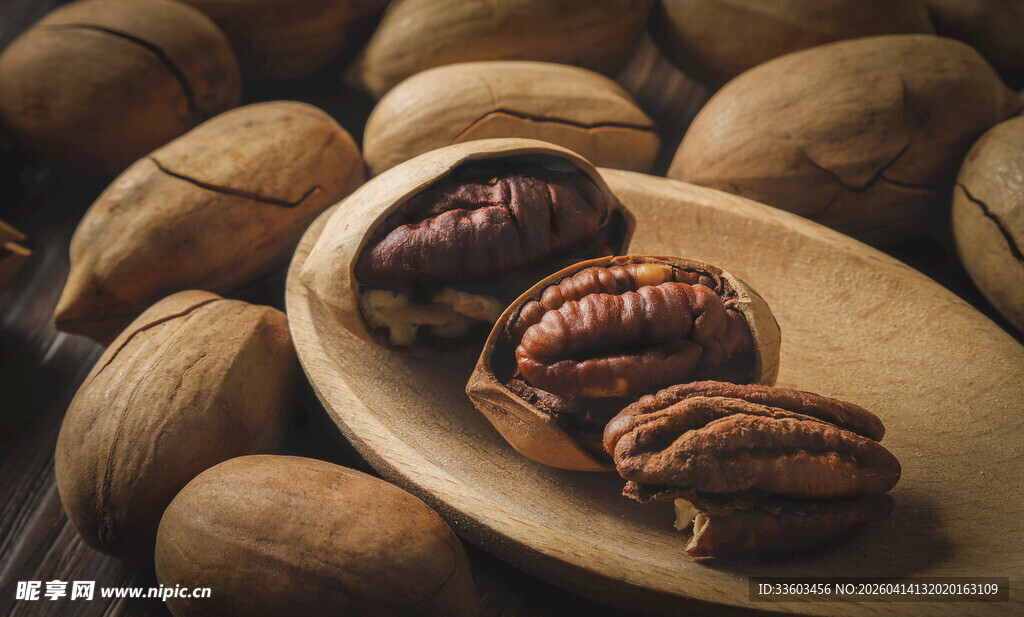 木盘上的美味碧根果