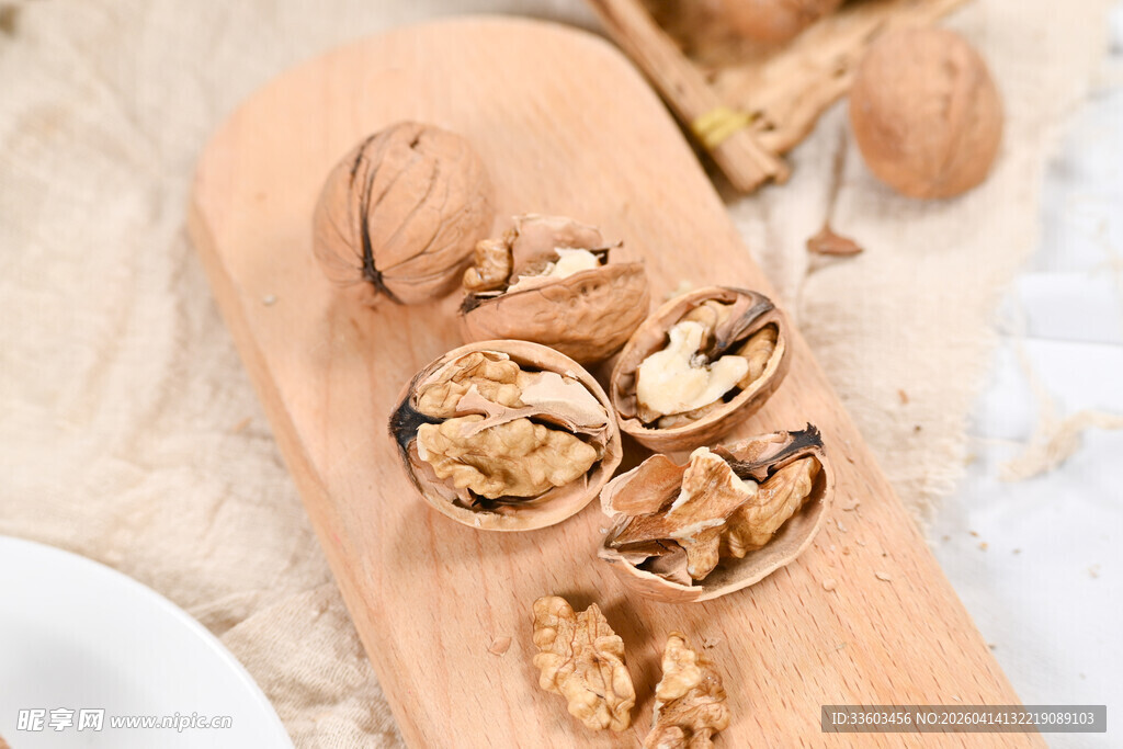 木盘上的美味核桃及碎壳