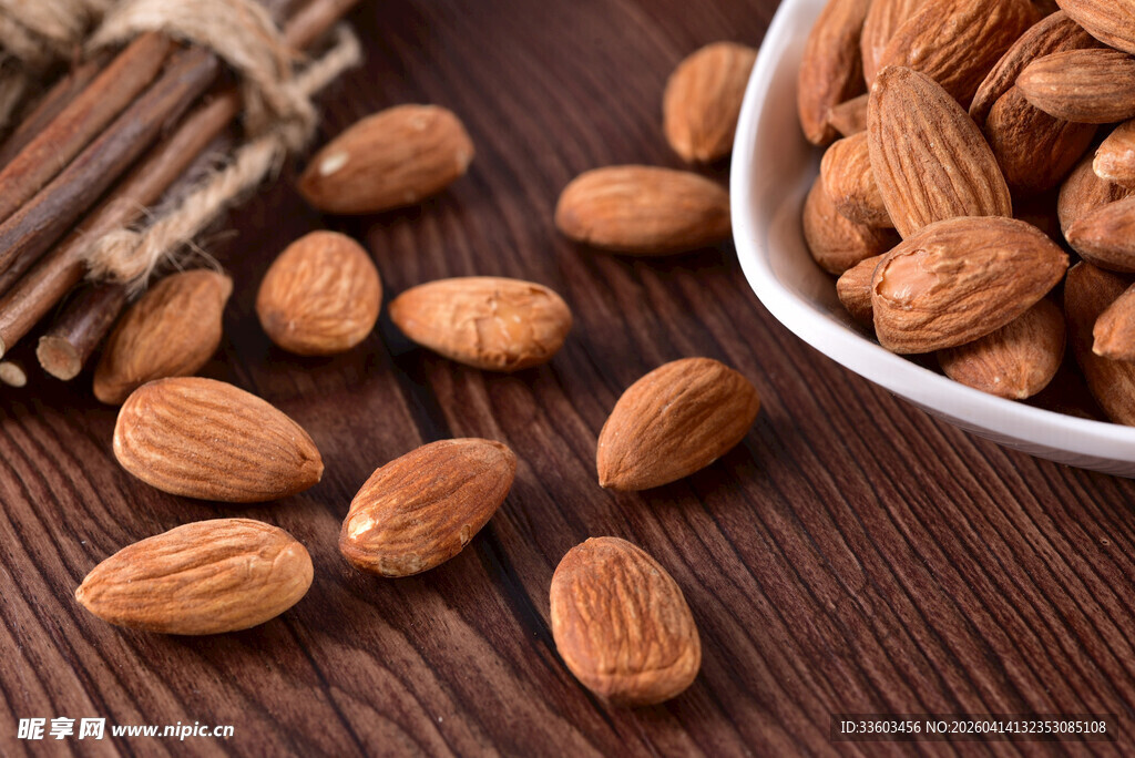 木桌上的杏仁与肉桂棒