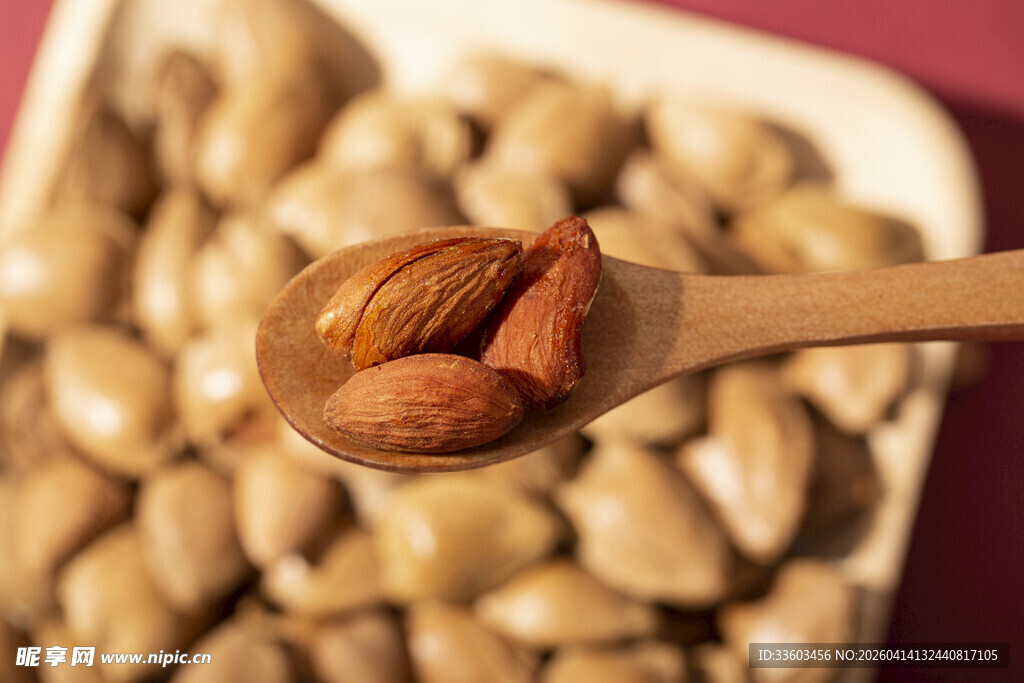 木勺上的美味杏仁