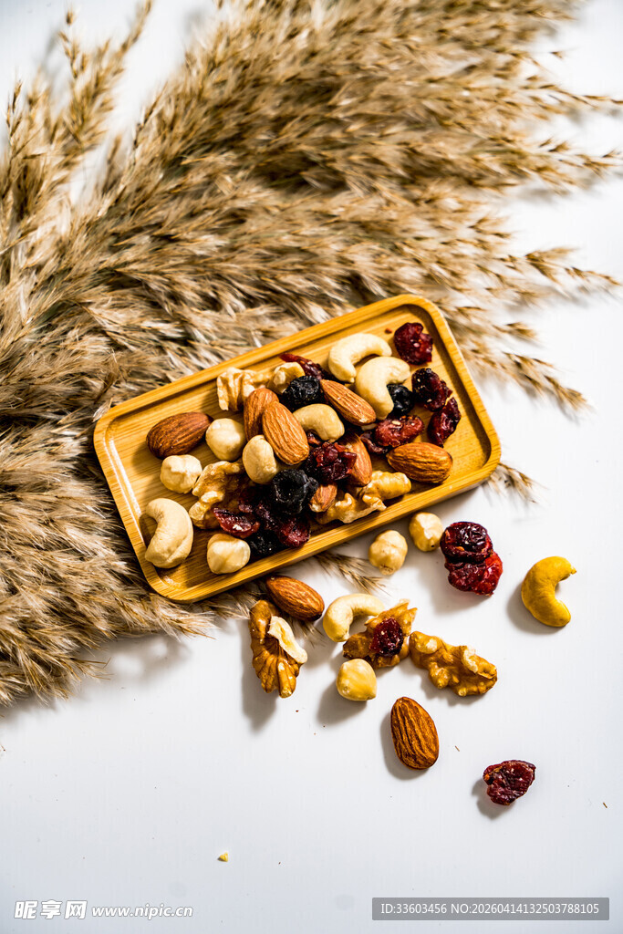 美味混合坚果与干果拼盘