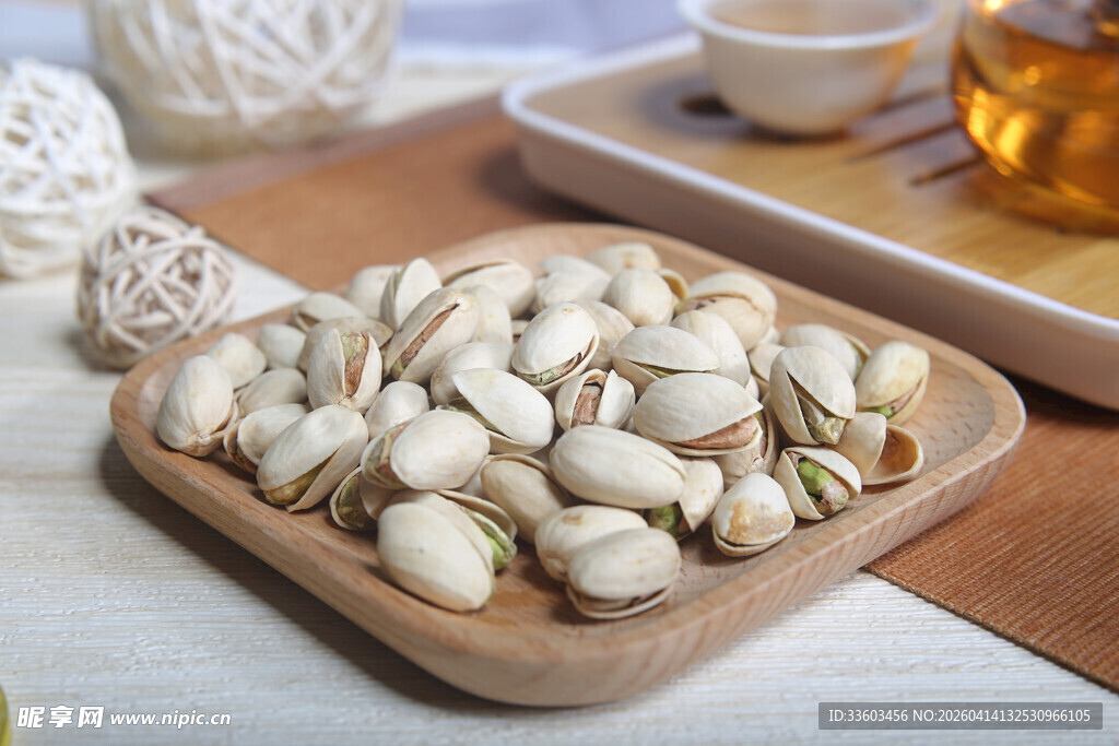 木盘里的开心果特写