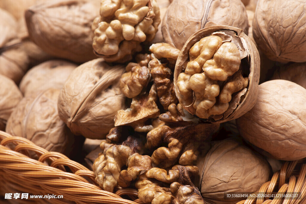 一篮饱满核桃待品尝