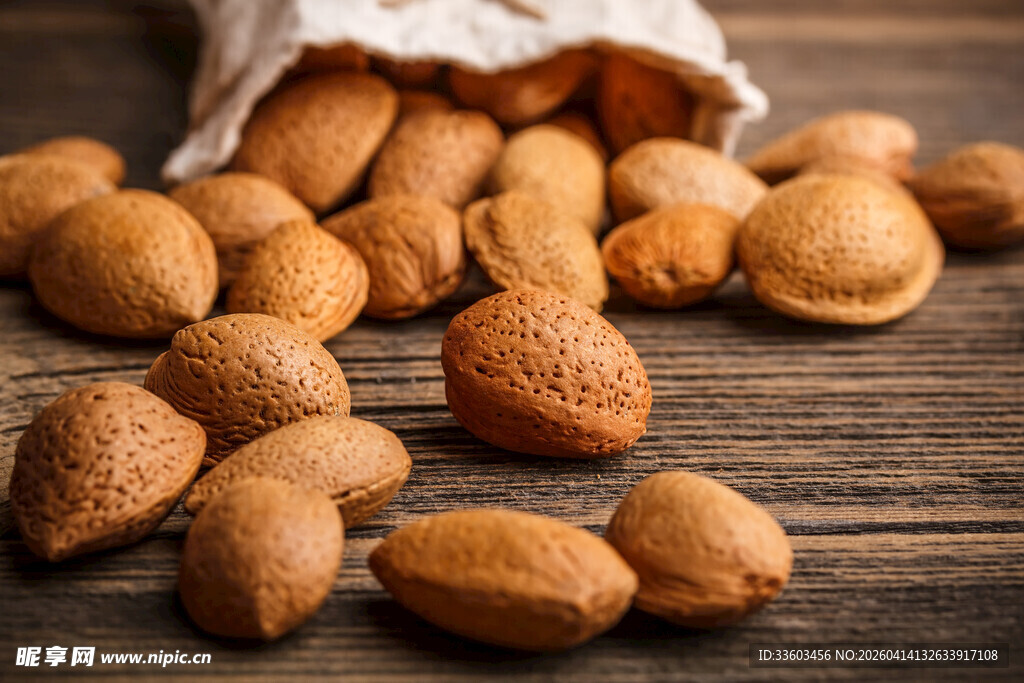 木桌上散落的袋装杏仁