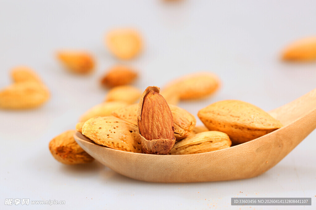 木勺中的美味杏仁