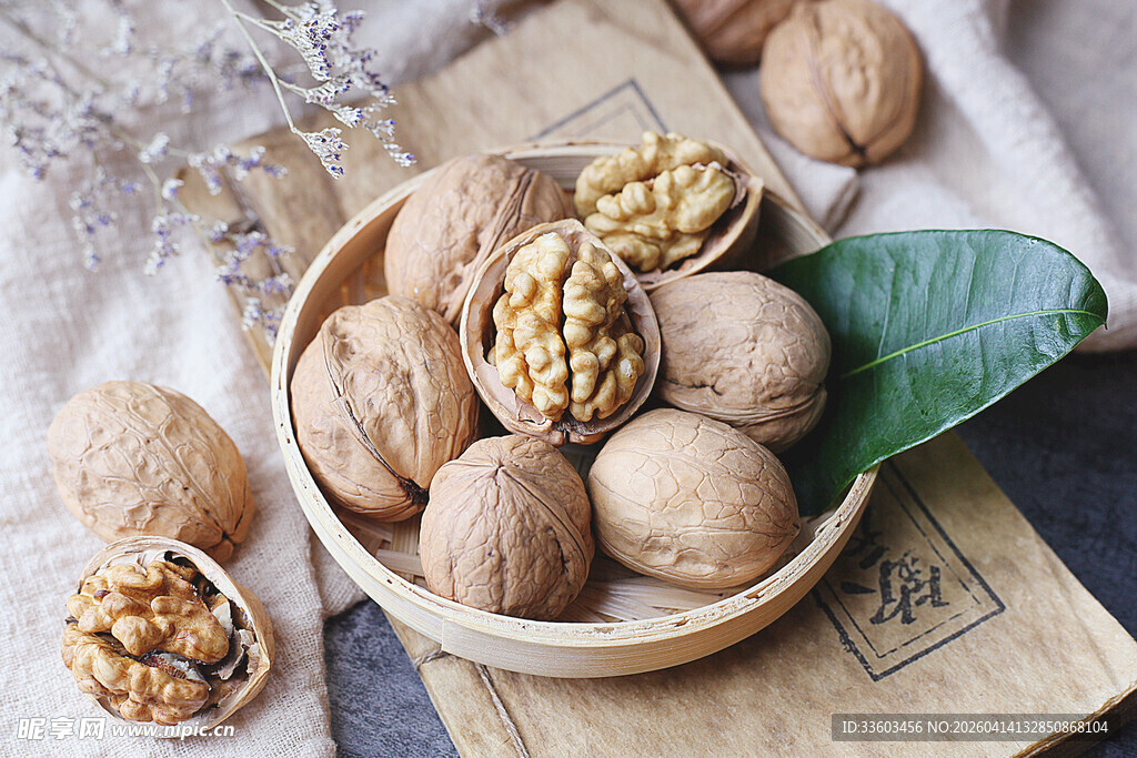 木碗中的新鲜美味核桃