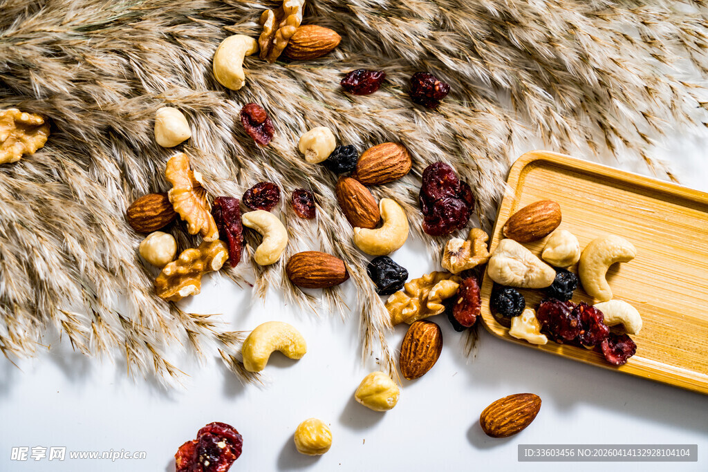 多样美味坚果组合展示