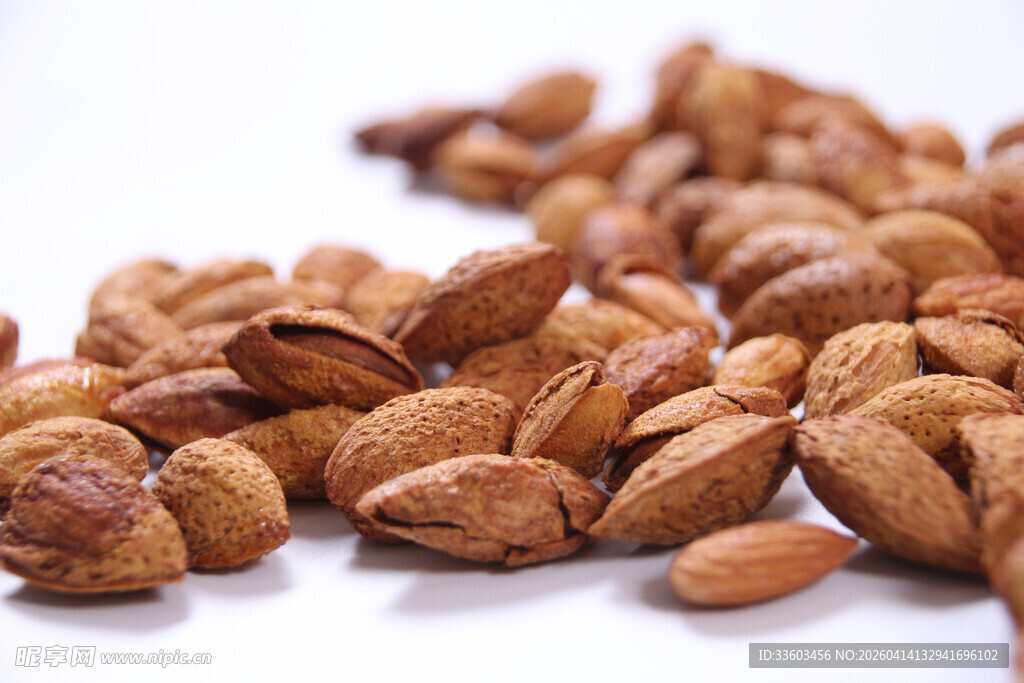 散落的美味杏仁