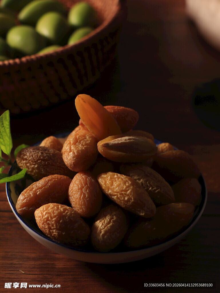 美味坚果摆放在深色碗中