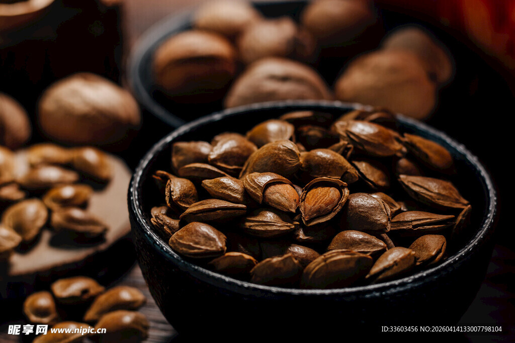 美味坚果摆放在碗中