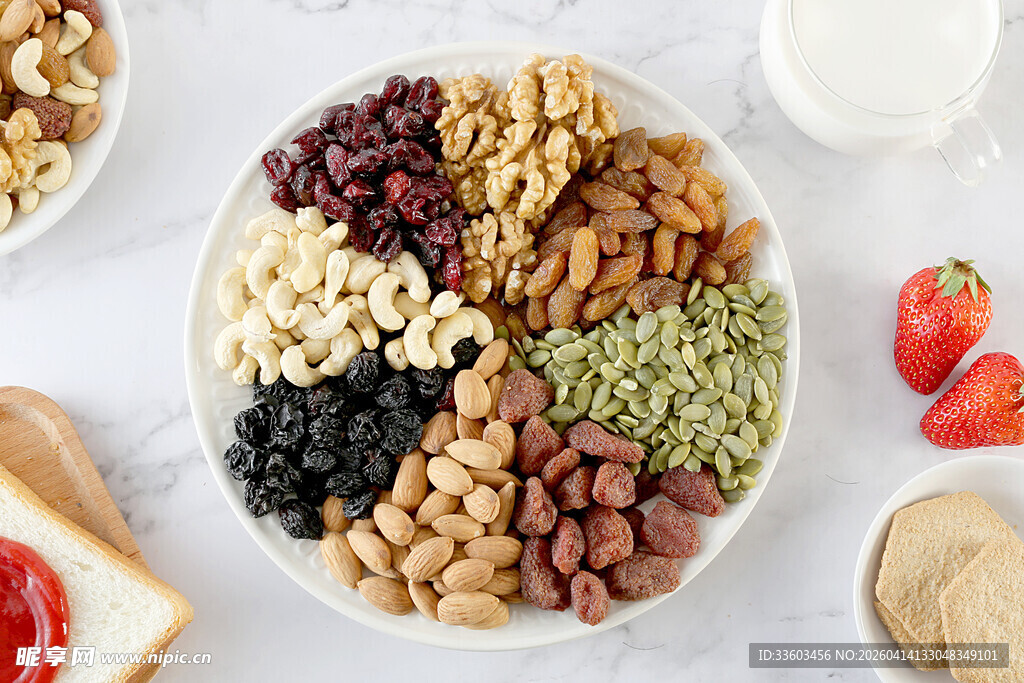 多样美味坚果拼盘展示