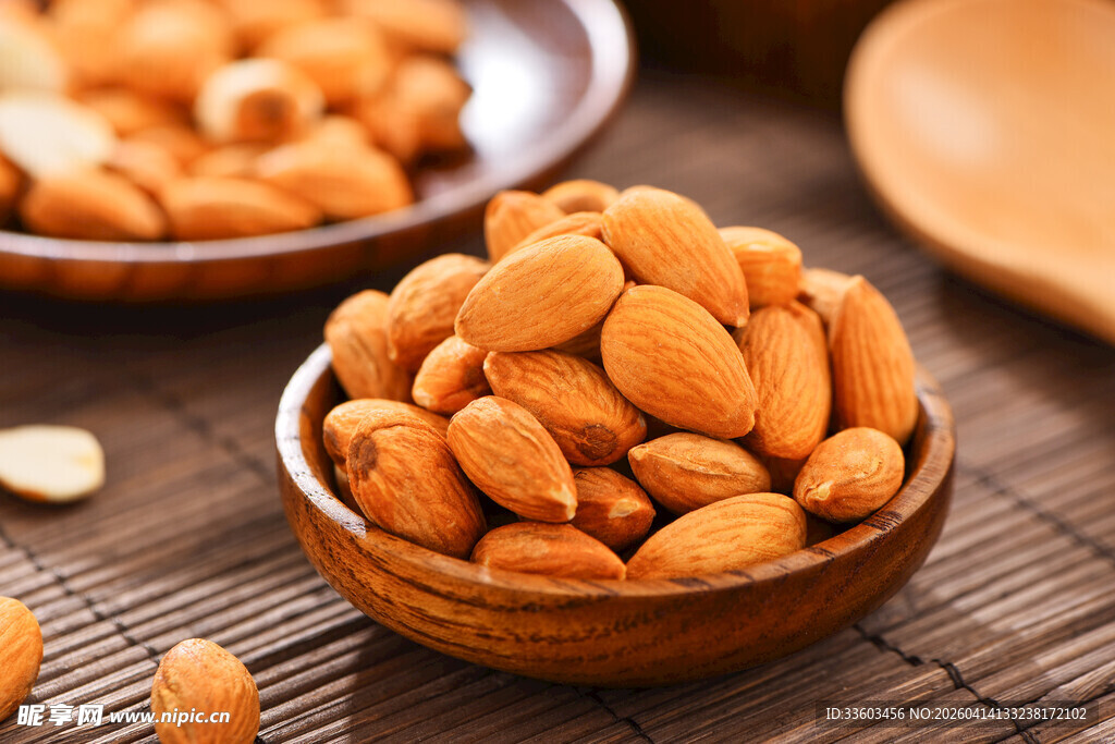 木碗中的美味杏仁