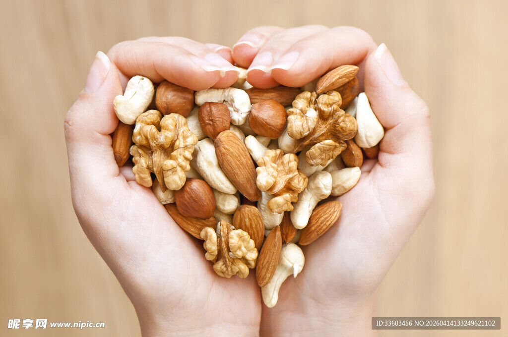 双手捧心状的多种坚果