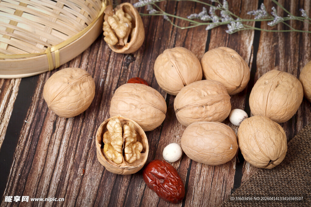 多样坚果摆于古朴木桌