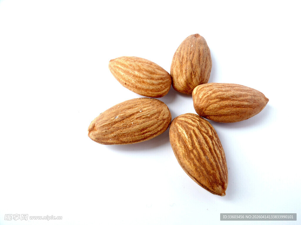 杏仁摆成花朵形状