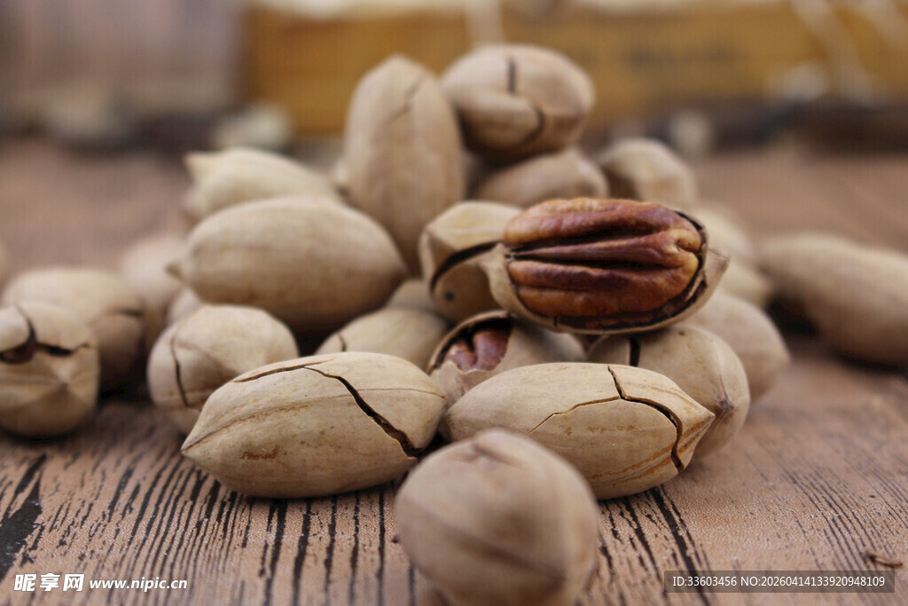 木桌上的美味碧根果