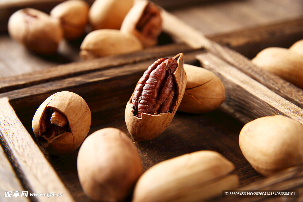 木盒中的美味坚果