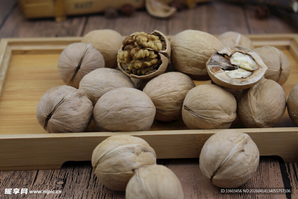 木盘上的美味核桃