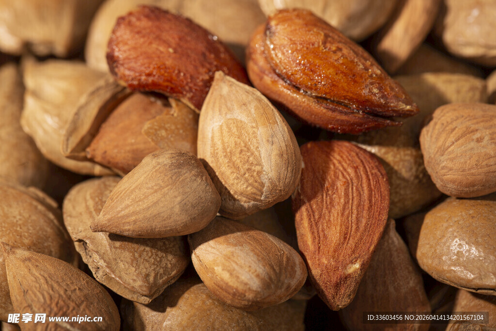 一堆美味杏仁特写