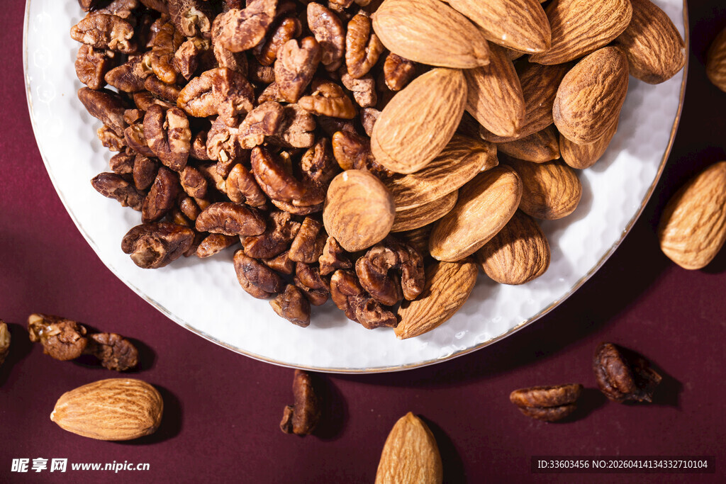 多样坚果摆放在白色盘中