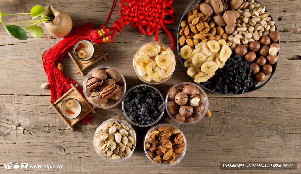 多样坚果摆放在木桌上