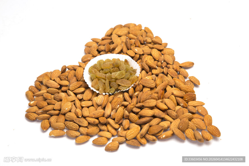 心形坚果堆中的一小碟果仁