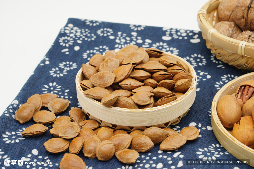 美味坚果摆放在精致碗中