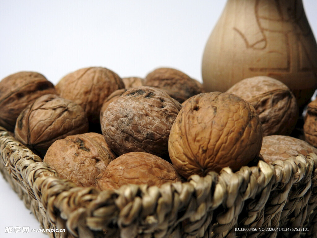 编织篮中的饱满核桃