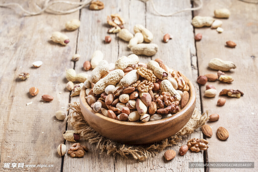 木碗中的多样美味坚果
