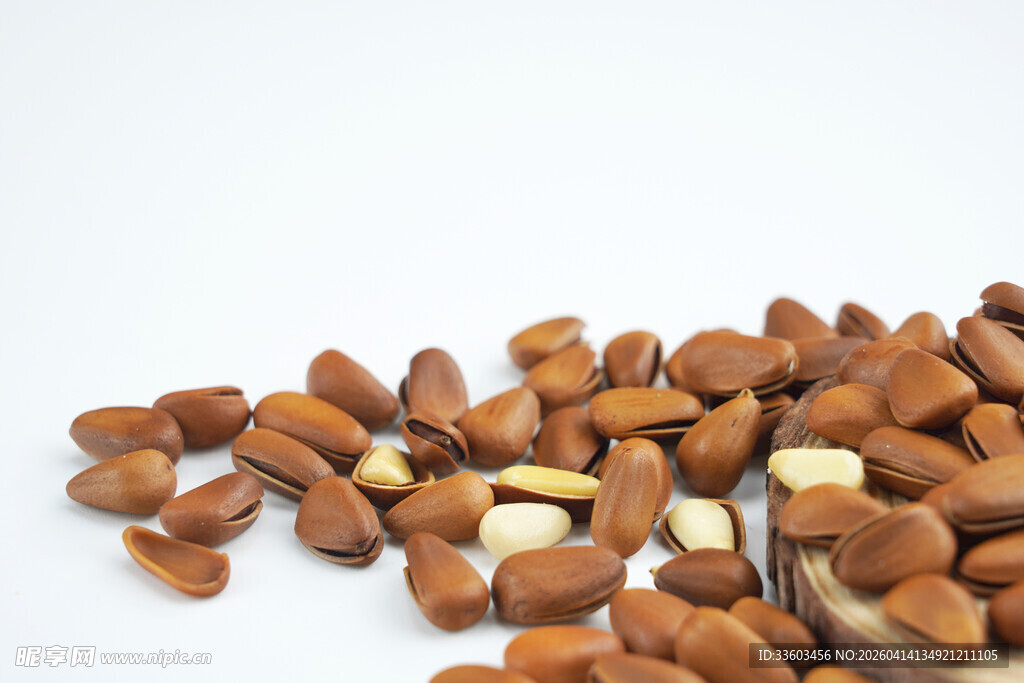 散落的美味杏仁