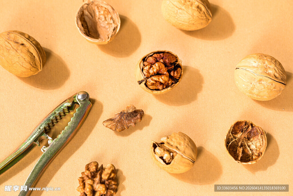 核桃与夹核桃工具特写