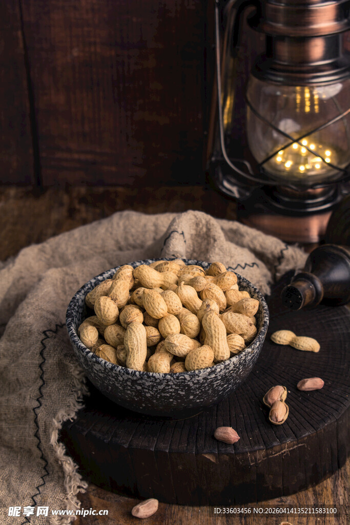 木桌上碗装的美味花生