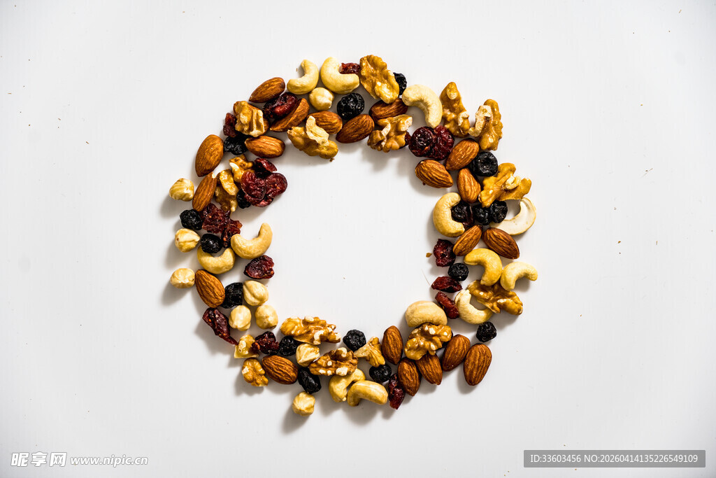 多彩干果拼成的圆形图案