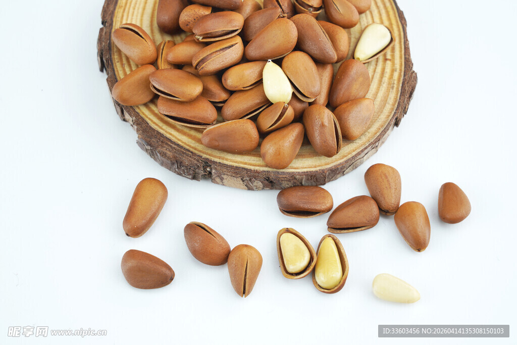 木盘里的美味开口松子